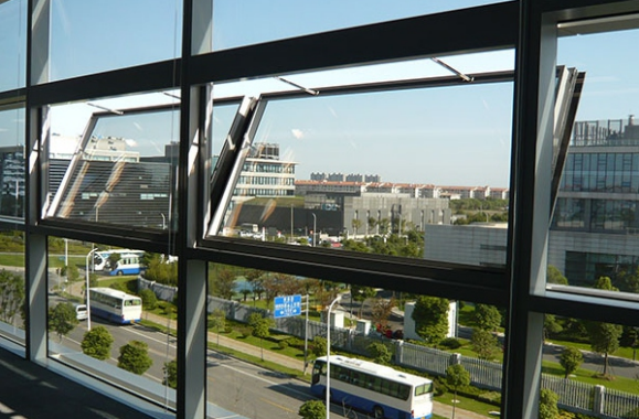 消防電動(dòng)開(kāi)窗機(jī)：為高層建筑筑起安全防線